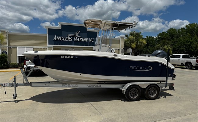 2020 Robalo R202 Explorer 